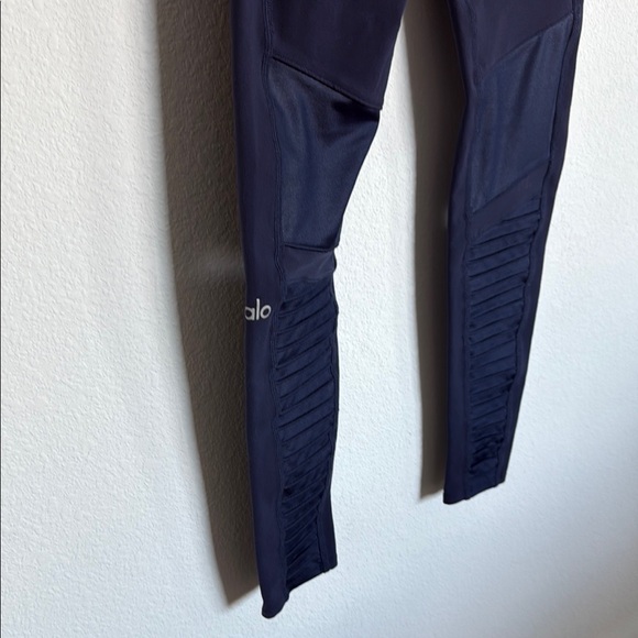 ALO Yoga Blue Moto-Style Leggings with Ribbed Panels - Picture 5 of 14